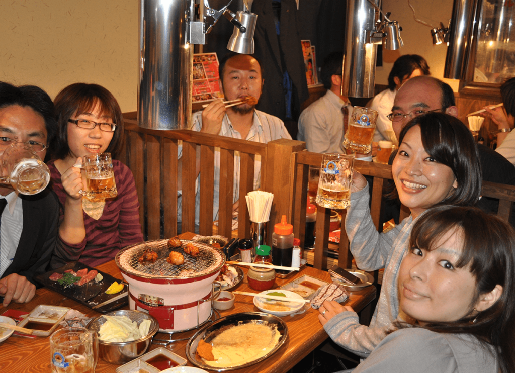 食べて飲んで楽しむお客さん