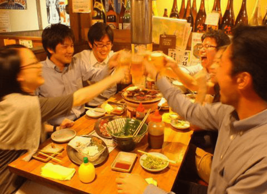 食べて飲んで楽しむお客さん